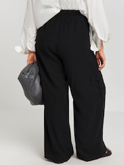 Pantalones utilitarios de pernera ancha con cintura con cordón ajustable de Simply Be - Imagen 2 de 4