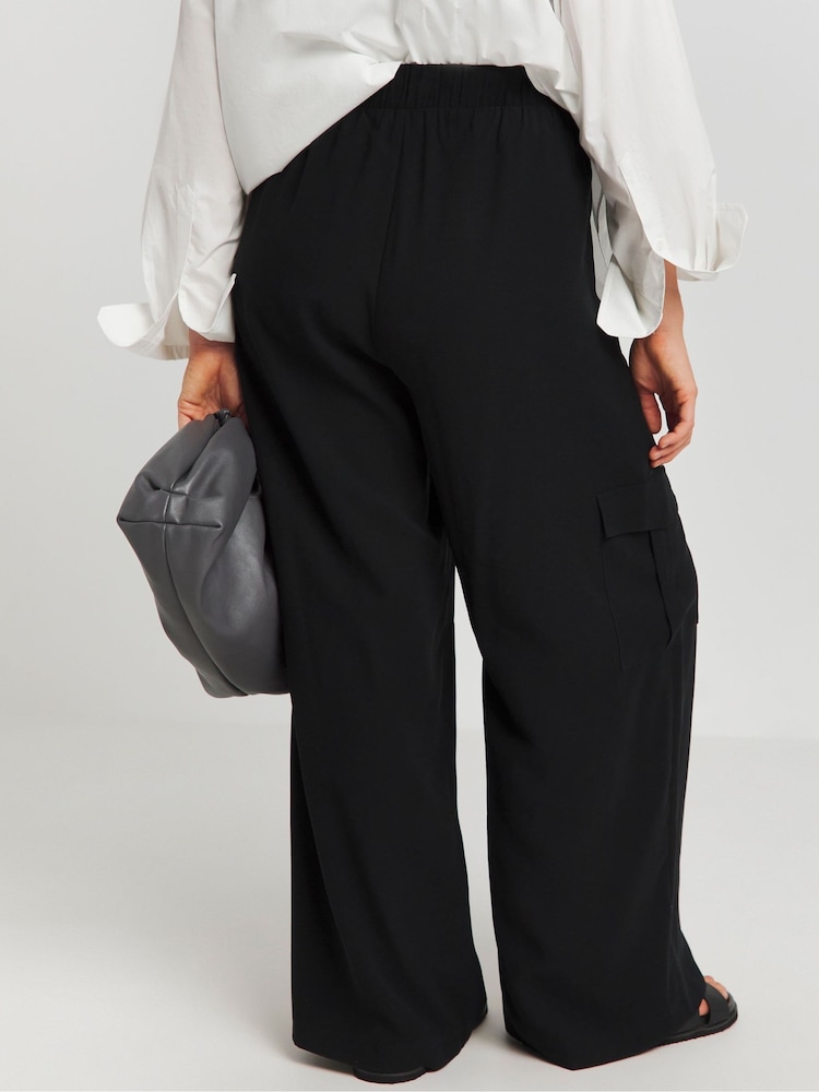 Pantalones utilitarios de pernera ancha con cintura con cordón ajustable de Simply Be - Imagen 2 de 4