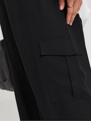 Pantalones utilitarios de pernera ancha con cintura con cordón ajustable de Simply Be - Imagen 4 de 4
