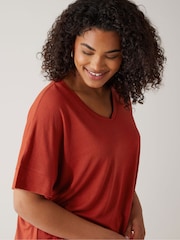 Braun - Evans Green V-Neck Modal T-Shirt - Bild 4 von 5
