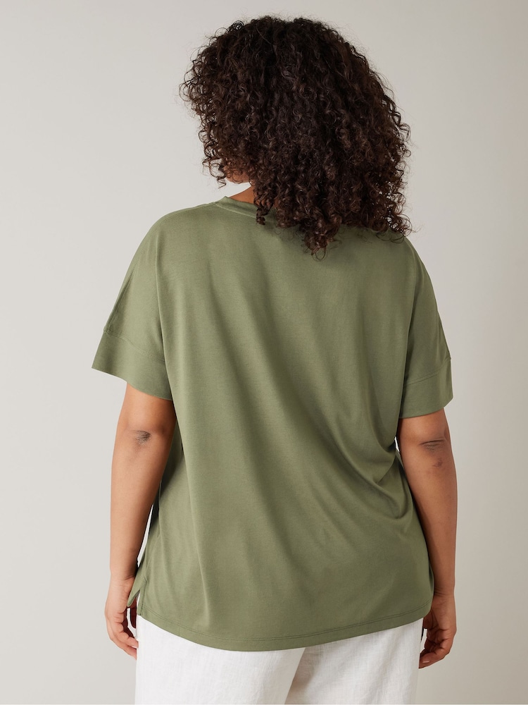Grün/Ground - Evans Green V-Neck Modal T-Shirt - Bild 2 von 5