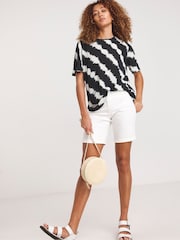 JD Williams Black Printed Crinkle Boxy Fluted Sleeve Top - Image 1 of 4