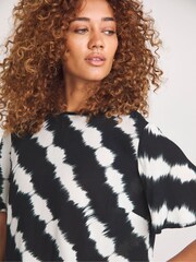 JD Williams Black Printed Crinkle Boxy Fluted Sleeve Top - Image 4 of 4