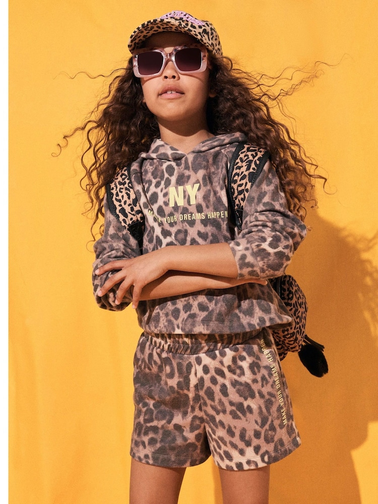 طقم من سويت شيرت وشورت قطن 100% مُزيَّن بطبعة سفاري للبنات من River Island - صورة 1 من 5