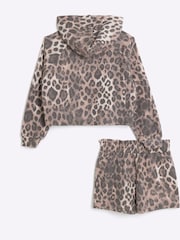 طقم من سويت شيرت وشورت قطن 100% مُزيَّن بطبعة سفاري للبنات من River Island - صورة 3 من 5
