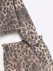 طقم من سويت شيرت وشورت قطن 100% مُزيَّن بطبعة سفاري للبنات من River Island - صورة 4 من 5