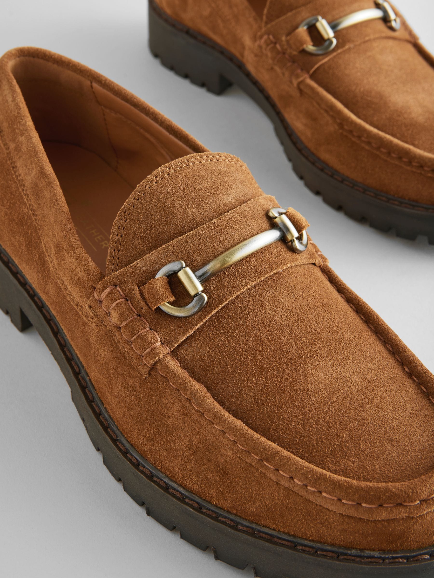 Next：日本 タン ブラウン - チャンキー スエード スナッフル