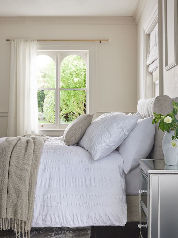 White 100% Cotton Seersucker 200 Thread Count Duvet Cover and Pillowcase Set - Image 2 of 5