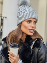 Lipsy Cosy V metalnih barvah Cable Pom čepica klobuki in kape; pokrivala - Slika 1 iz 3