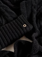 Camel - Lipsy Gemütliches Set aus Mütze und Schal mit Zopfmuster und Bommeln - Bild 6 von 6