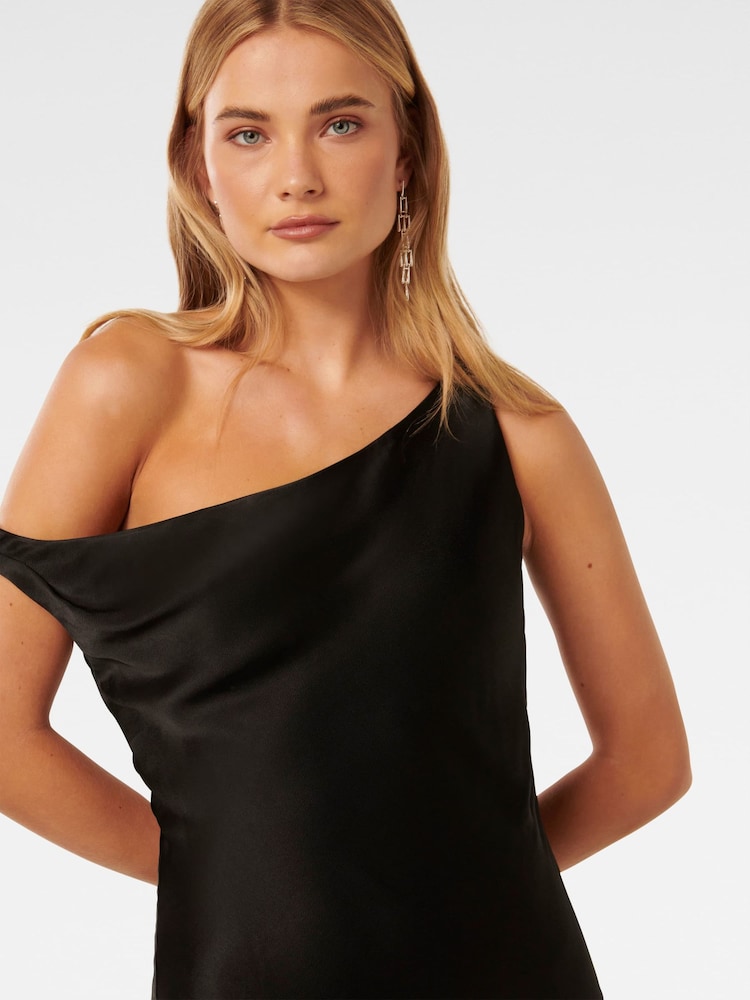 Schwarz - Forever New Blake Maxikleid aus Satin mit Off-Shoulder-Design - Bild 2 von 4 Schwarz - Forever New Blake Maxikleid aus Satin mit Off-Shoulder-Design - Bild 2 von 4