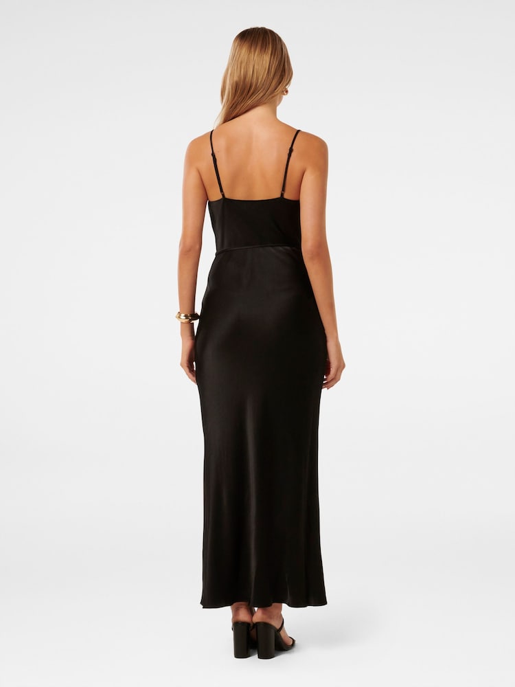 Schwarz - Forever New Lucy Maxikleid aus Satin mit Wasserfallausschnitt - Bild 4 von 4 Schwarz - Forever New Lucy Maxikleid aus Satin mit Wasserfallausschnitt - Bild 4 von 4