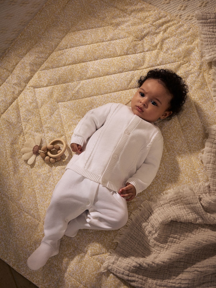 Weiß - Baby Strickjacke mit Zopfmuster - Bild 2 von 11 Weiß - Baby Strickjacke mit Zopfmuster - Bild 2 von 11