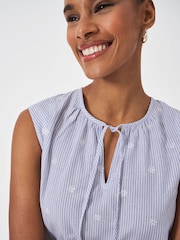 Blau - Crew Clothing 100% Baumwollbluse in Relaxed Fit mit Streifen - Bild 3 von 4