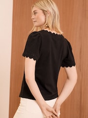 Schwarz - Love & Roses Jersey-T-Shirt mit V-Ausschnitt und Muschelkanten - Bild 4 von 4