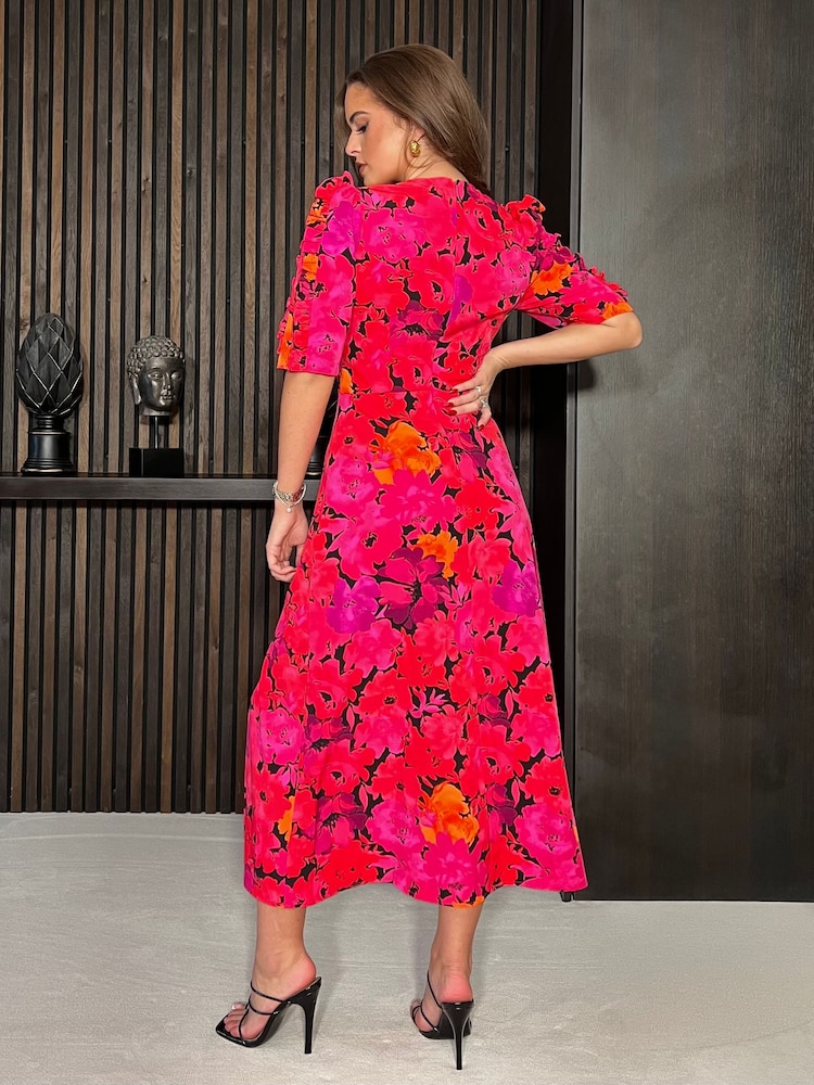 Girl In Mind Samira Florales Midikleid mit Rüschenärmeln, Pink - Bild 2 von 4 Girl In Mind Samira Florales Midikleid mit Rüschenärmeln, Pink - Bild 2 von 4