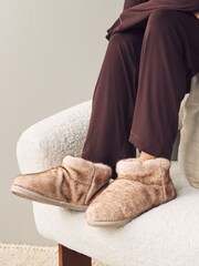 Neutral mit Paspelierung - Stiefel-Slipper aus Fellimitat - Bild 1 von 11