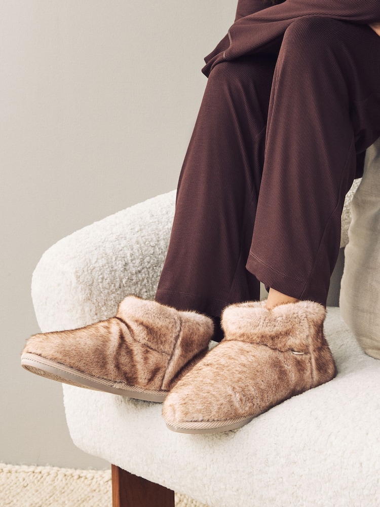 Neutral mit Paspelierung - Stiefel-Slipper aus Fellimitat - Bild 1 von 11