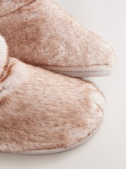 Neutral mit Paspelierung - Stiefel-Slipper aus Fellimitat - Bild 10 von 11