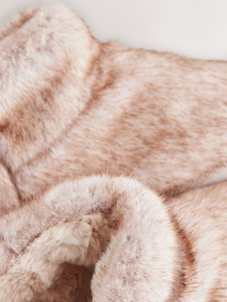 Neutral mit Paspelierung - Stiefel-Slipper aus Fellimitat - Bild 11 von 11
