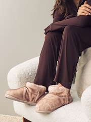 Neutral mit Paspelierung - Stiefel-Slipper aus Fellimitat - Bild 2 von 11
