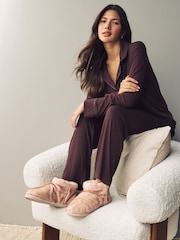 Neutral mit Paspelierung - Stiefel-Slipper aus Fellimitat - Bild 3 von 11