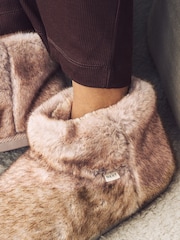 Neutral mit Paspelierung - Stiefel-Slipper aus Fellimitat - Bild 4 von 11