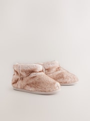 Neutral mit Paspelierung - Stiefel-Slipper aus Fellimitat - Bild 6 von 11