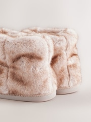 Neutral mit Paspelierung - Stiefel-Slipper aus Fellimitat - Bild 7 von 11