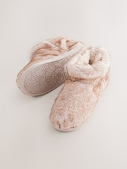 Neutral mit Paspelierung - Stiefel-Slipper aus Fellimitat - Bild 9 von 11