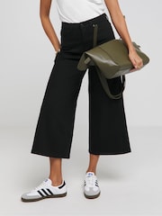 Negro - Vaqueros crop de pernera ancha para uso 24/7 de Simply Be - Imagen 1 de 4