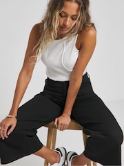 Negro - Vaqueros crop de pernera ancha para uso 24/7 de Simply Be - Imagen 2 de 4