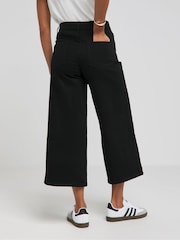 Negro - Vaqueros crop de pernera ancha para uso 24/7 de Simply Be - Imagen 3 de 4