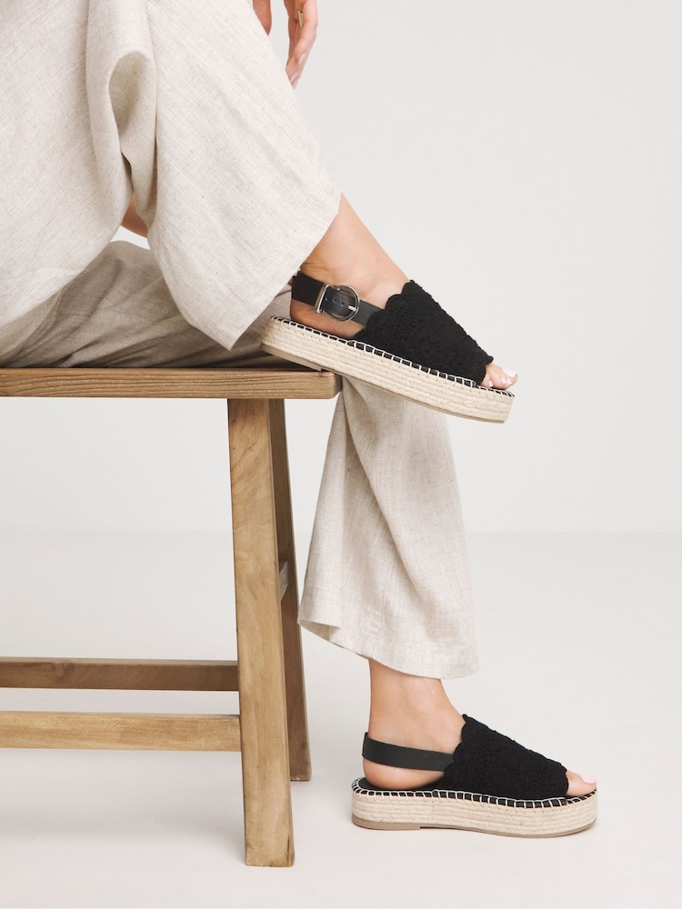 أسود - صندل موديل Espadrilles بنعل مسطح مفتوح من الأمام بحزام خلفي بمقاس واسع من Simply Be - صورة 1 من 4