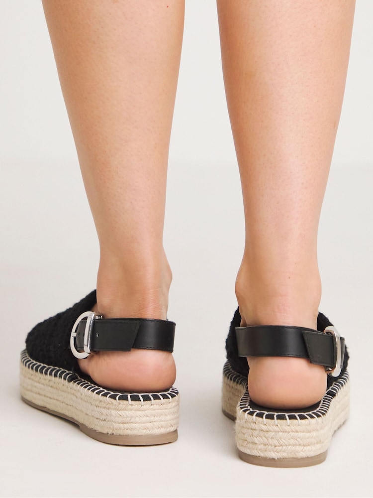 أسود - صندل موديل Espadrilles بنعل مسطح مفتوح من الأمام بحزام خلفي بمقاس واسع من Simply Be - صورة 2 من 4