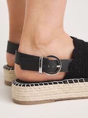 أسود - صندل موديل Espadrilles بنعل مسطح مفتوح من الأمام بحزام خلفي بمقاس واسع من Simply Be - صورة 4 من 4