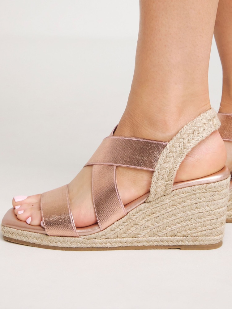 Roségold - Simply Be Elastische Crossover-Espadrille-Sandalen mit Keilabsätzen in breiter Passform - Bild 2 von 4 Roségold - Simply Be Elastische Crossover-Espadrille-Sandalen mit Keilabsätzen in breiter Passform - Bild 2 von 4
