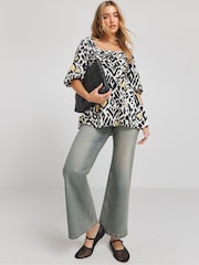 Simply Be Simply Be Mono Print Long Sleeve Ruched Front Smock Top - Imagen 3 de 4