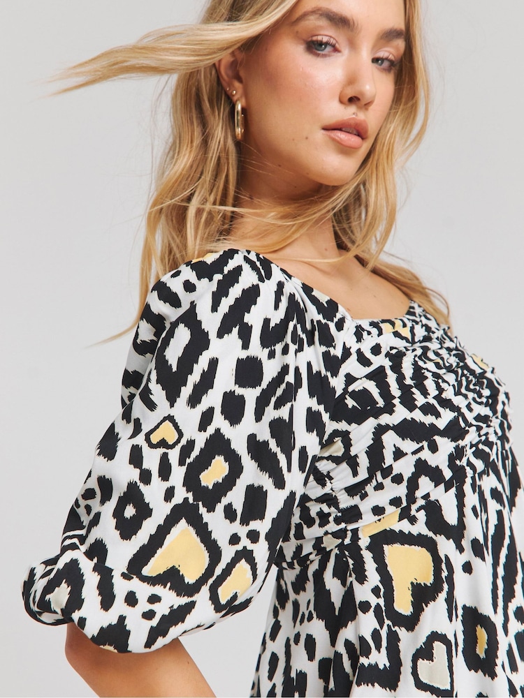 Simply Be Simply Be Mono Print Long Sleeve Ruched Front Smock Top - Imagen 4 de 4