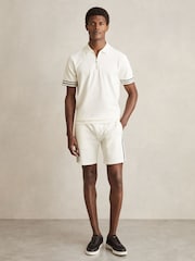 Off White - Reiss Bristol Strukturiertes Poloshirt mit Kontrastbesatz und halbem Reissverschluss - Bild 3 von 6