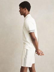 Off White - Reiss Bristol Strukturiertes Poloshirt mit Kontrastbesatz und halbem Reissverschluss - Bild 6 von 6