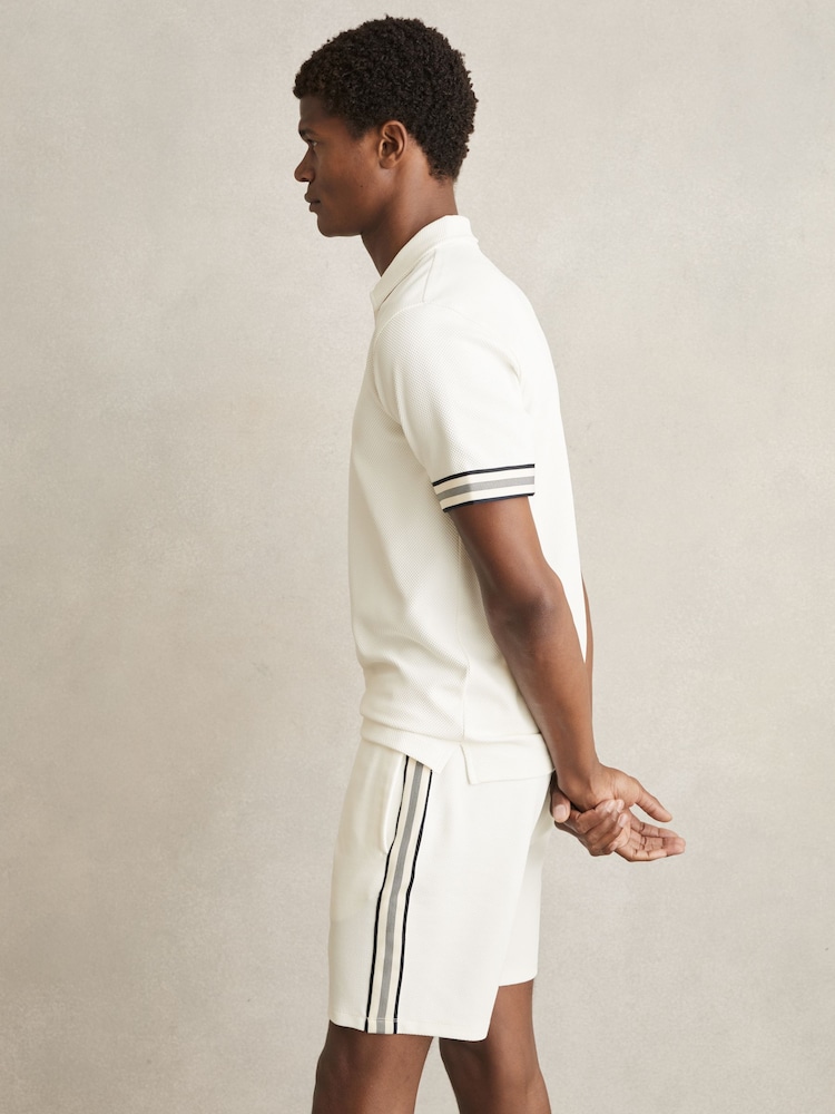 Off White - Reiss Bristol Strukturiertes Poloshirt mit Kontrastbesatz und halbem Reissverschluss - Bild 6 von 6 Off White - Reiss Bristol Strukturiertes Poloshirt mit Kontrastbesatz und halbem Reissverschluss - Bild 6 von 6