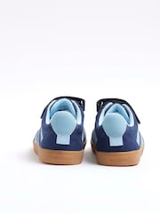حذاء رياضي مخطط من الجانب للأولاد من River Island - صورة 2 من 4