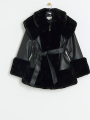 River Island – Leder-Wickelmantel für Mädchen mit Kunstpelz - Bild 1 von 3