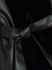 River Island – Leder-Wickelmantel für Mädchen mit Kunstpelz - Bild 2 von 3