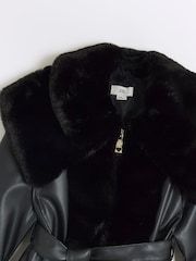 River Island – Leder-Wickelmantel für Mädchen mit Kunstpelz - Bild 3 von 3