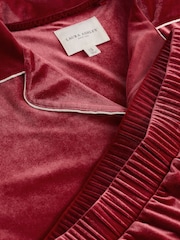 أحمر - طقم بيجامة مخملي مزوَّد بأزرار كاملة من Laura Ashley - صورة 10 من 13