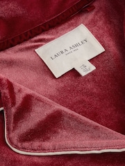 أحمر - طقم بيجامة مخملي مزوَّد بأزرار كاملة من Laura Ashley - صورة 13 من 13