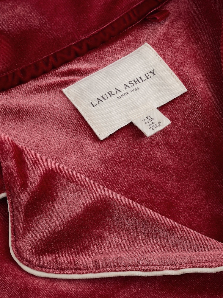 أحمر - طقم بيجامة مخملي مزوَّد بأزرار كاملة من Laura Ashley - صورة 13 من 13