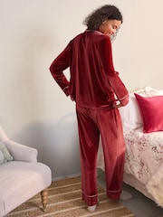 أحمر - طقم بيجامة مخملي مزوَّد بأزرار كاملة من Laura Ashley - صورة 2 من 13
